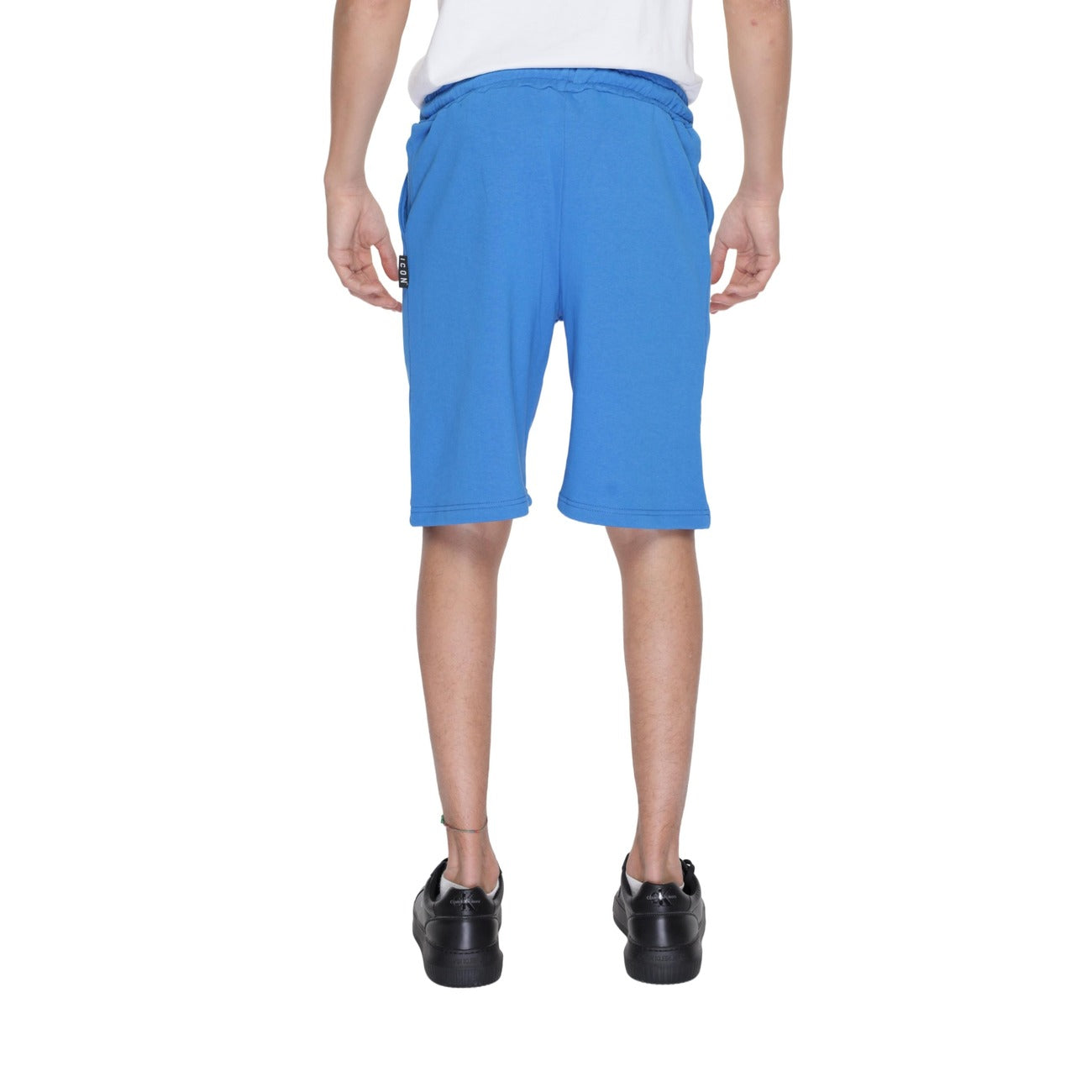 Azure Breeze: Die Icon Bermuda-Shorts in leuchtendem Azurblau