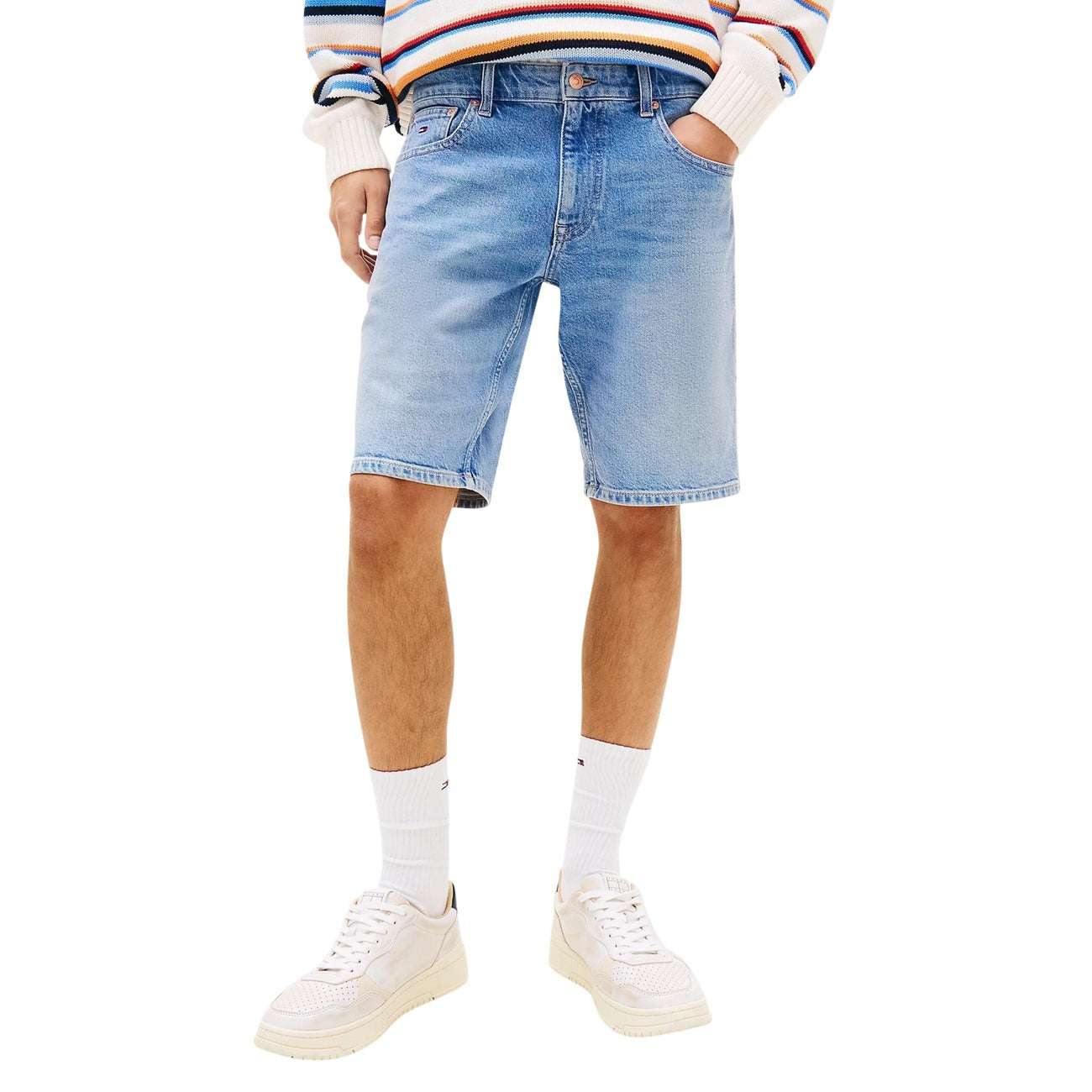 Azure Vibes: Die azurblauen Bermudas von Tommy Hilfiger Jeans