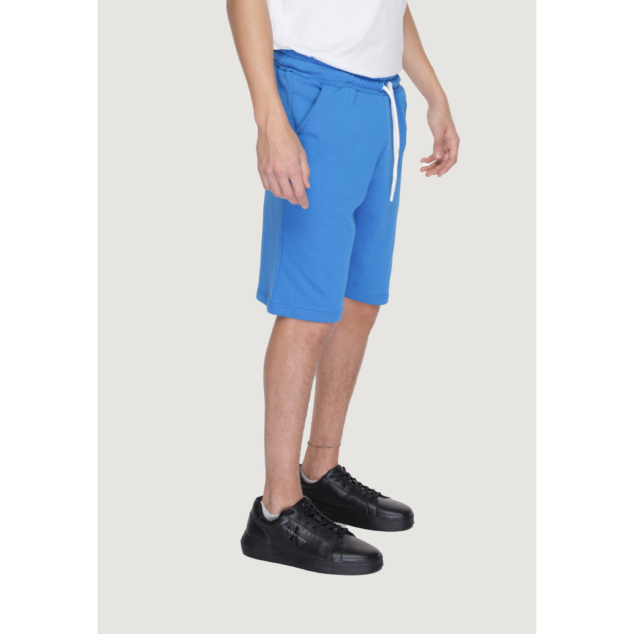 Azure Breeze: Die Icon Bermuda-Shorts in leuchtendem Azurblau