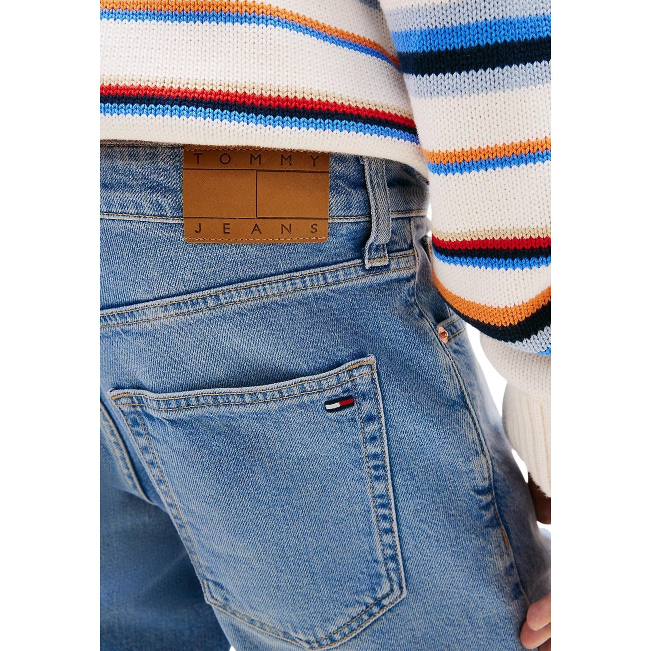 Azure Vibes: Die azurblauen Bermudas von Tommy Hilfiger Jeans