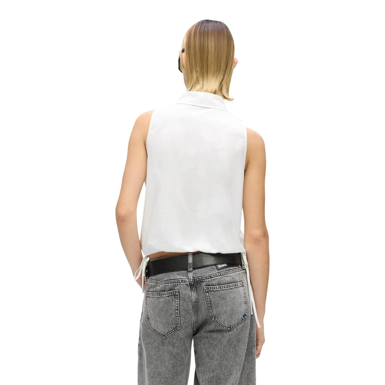 Iconic Summer White: Die ärmellose Bluse von Karl Lagerfeld Jeans