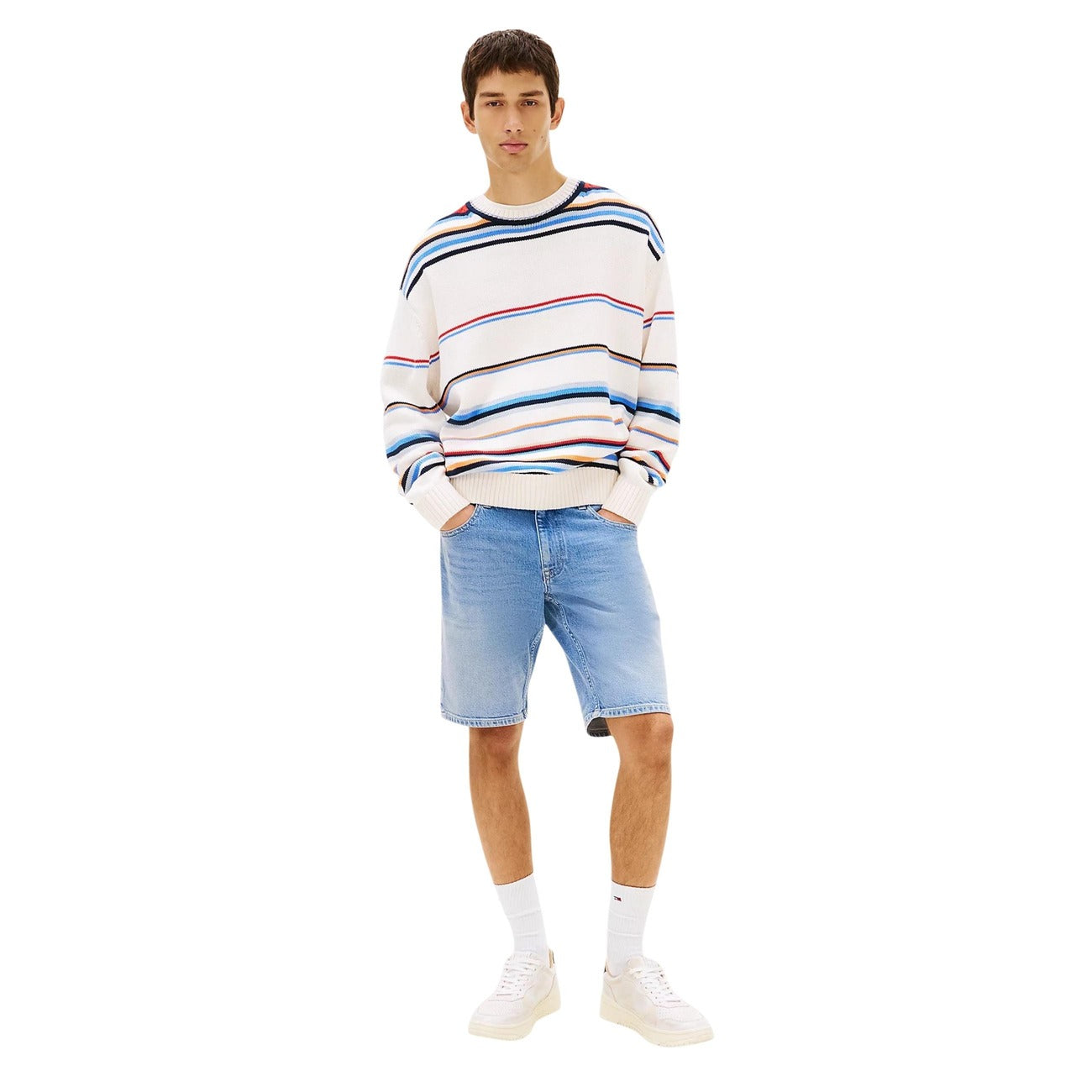 Azure Vibes: Die azurblauen Bermudas von Tommy Hilfiger Jeans