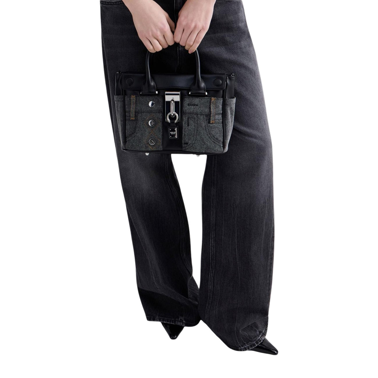 Urban Edge: Die schwarze Replay Handtasche für den Sommer